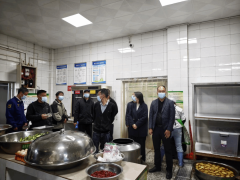 武定县人平易近副县长杨艳带队开展学校食物平